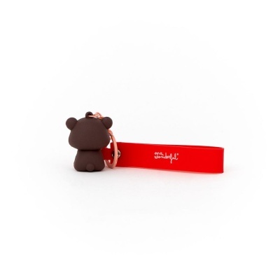 Chaveiro de silicone com figura de urso castanho e fita vermelha com texto branco