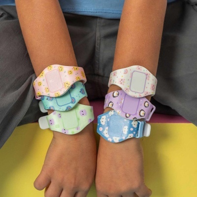 Pulseiras coloridas de silicone com padrões de animais e motivos divertidos em pulsos de criança.