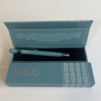 Caixa azul com caneta azul personalizada com o nome TIAGO