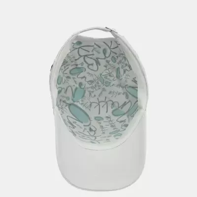 Vista por dentro de boné branco com padrão azul e verde água