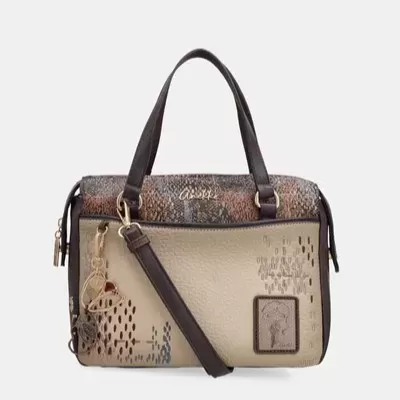 Mala de mão bege e castanha com padrão animal print e pendente decorativo metálico
