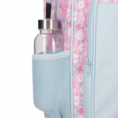 Mochila azul clara com bolso lateral em malha contendo garrafa de vidro