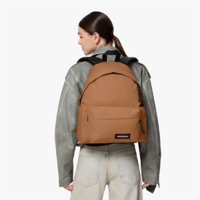 Mochila castanha EASTPAK com alças pretas usada por pessoa de costas
