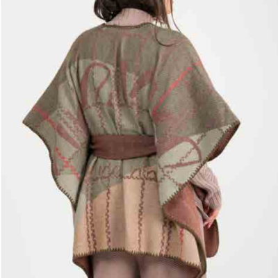 Casaco poncho em verde e castanho com padrão abstrato vermelho e faixa castanha à cintura