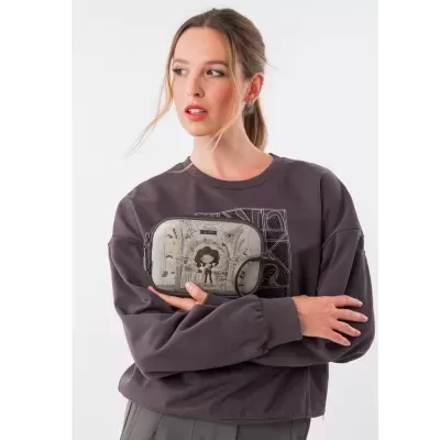 Bolsa de mão cinzenta com ilustração e mulher com sweat cinzento
