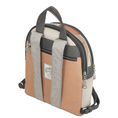 Mochila pequena em pele sintética bege, cinza e bege claro com alças largas cinza e fecho de correr