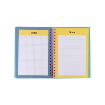 Caderno espiral aberto com páginas amarelas e azul, páginas quadriculadas e pautadas, palavra Notes a negro no topo.