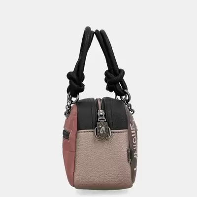 Bolsa pequena de couro rosa, bege e preta com fecho metálico e alças pretas