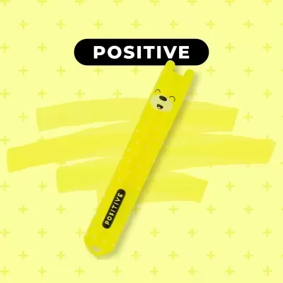 Estojo amarelo com rosto de urso e texto POSITIVE