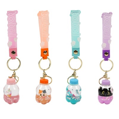 Porta-chaves com correias coloridas e mini garrafas decoradas