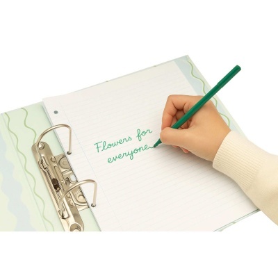 Mão a escrever em caderno com pasta transparente e padrão verde, frase Flowers for everyone...