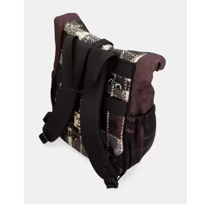 Mochila com padrões quadriculados em castanho, bege e preto, alças pretas.
