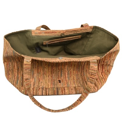 Saco tote listrado em cortiça com interior verde e bolso interior com fecho