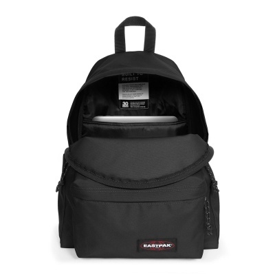 Mochila preta EASTPAK aberta mostrando compartimento para portátil e bolso frontal