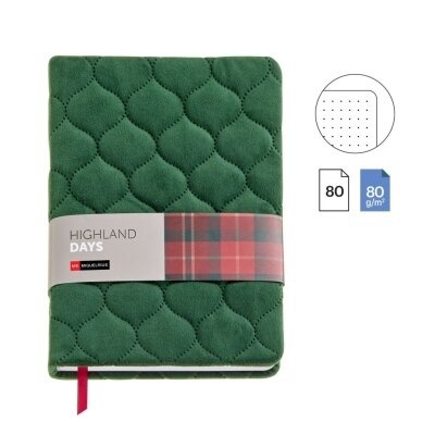 Caderno verde com capa acolchoada e faixa com o texto HIGHLAND DAYS