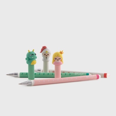 Canetas coloridas com personagens no topo em fundo branco
