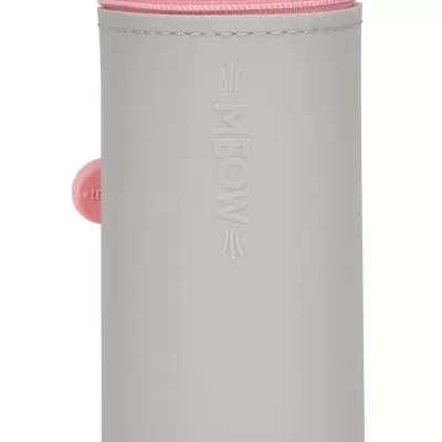 estojo cinzento cilíndrico com fecho rosa e escrita em relevo MEOW