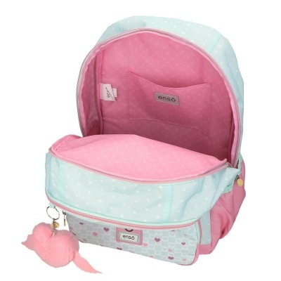 Mochila azul clara e rosa com padrão de pontos e corações, chaveiro de pelúcia cor-de-rosa