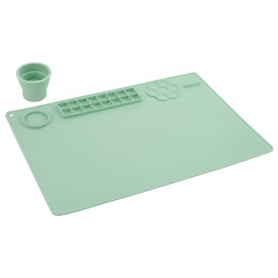 Tapete de silicone verde claro com compartimentos e copo dobrável