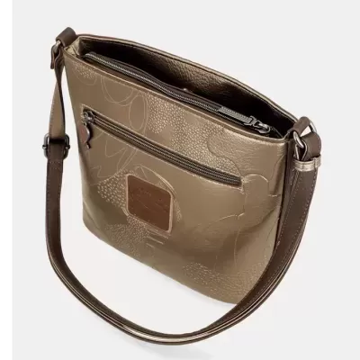 Mala de ombro castanha com padrão texturizado e bolso frontal