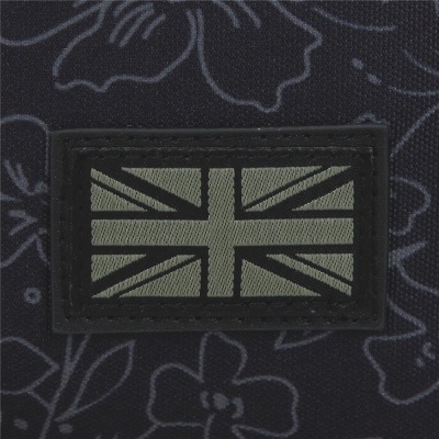 Etiqueta com bandeira do Reino Unido numa superfície têxtil preta com padrão floral cinza