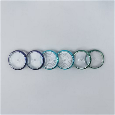 Seis tampas plásticas redondas transparentes com bordas coloridas em linha