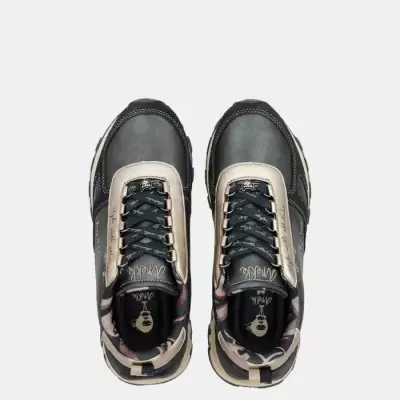 Sapatilhas desportivas pretas e bege com padrão camuflado e texto 