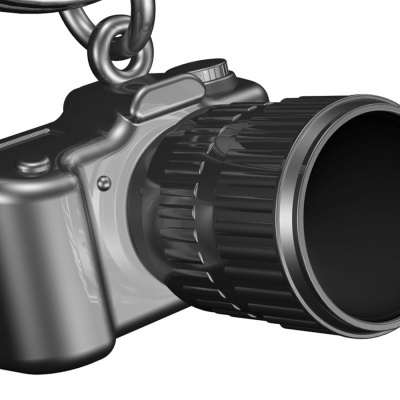 Câmara fotográfica cinzenta com lente preta e corrente metálica