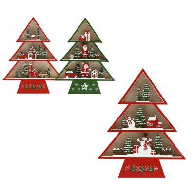 Três prateleiras de madeira decorativas em forma de árvore com miniaturas de Natal
