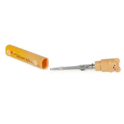 Tesoura pequena com pega de urso amarelo e capa amarela com texto DREAM BIG e flores.