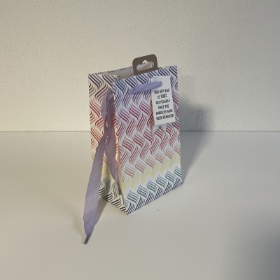 Saco de papel reciclável com fita lavanda e padrão colorido