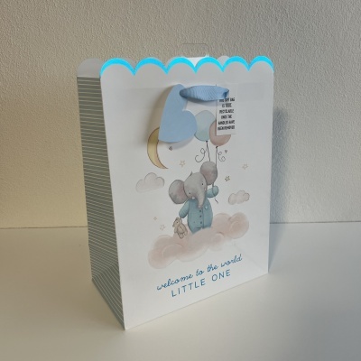 Saco de presente branco com elefante azul e frase em inglês para bebé