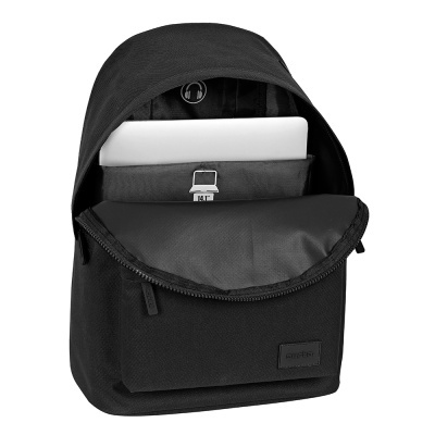 Mochila preta Safta com compartimento para portátil e bolso frontal.