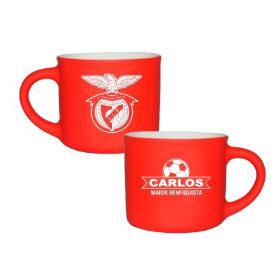 Canecas vermelhas com símbolos e texto do Benfica