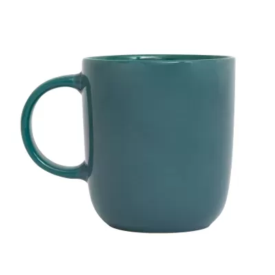 Caneca azul esverdeada de cerâmica com pega arredondada em fundo branco