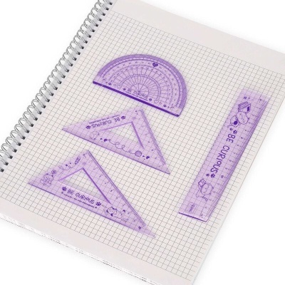 Conjunto de réguas roxas transparentes sobre caderno quadriculado