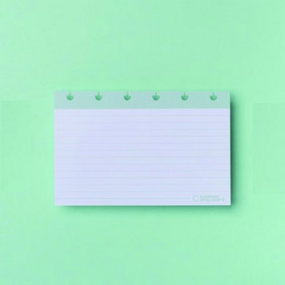 Flashcard branco com linhas azuis e furos em fundo verde