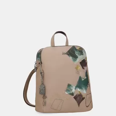 Mochila bege com padrão abstrato em cores variadas e pendente metálico