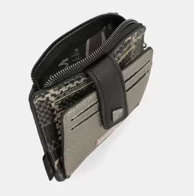 Carteira compacta com fecho preto, padrões xadrez e bolsos para cartões