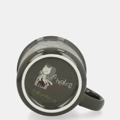 Base de caneca preta com desenho e texto colorido