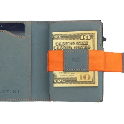 Carteira azul-acinzentada em couro com fecho de pressão e elástico laranja