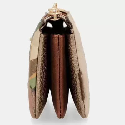 Carteira compacta trissegmentada em padrão camuflado e castanho com fecho metálico