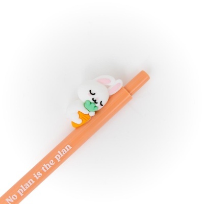 Caneta laranja com coelho branco segurando uma cenoura e texto