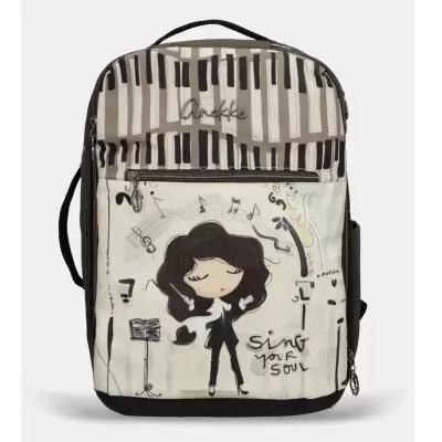 Mochila bege e preta com teclas de piano e personagem de desenho a cantar