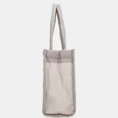 Saco de tecido acolchoado bege e cinza com alças.