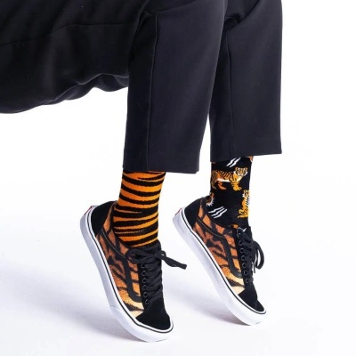 Meias com padrão de tigre e ténis com padrão de tigre.