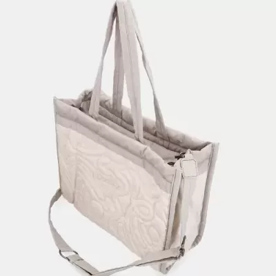 Mala tote bege em tecido matelassado com alças duplas e alça longa ajustável