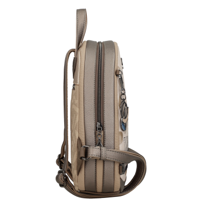 Mochila pequena bege e cinza com zíper e ornamentos metálicos vista de lado