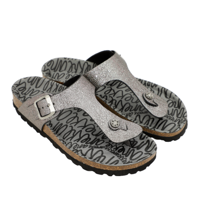 Sandálias de dedo prateadas com padrão de texto na palmilha