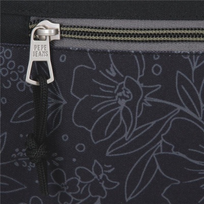 Close-up de tecido com padrão floral e fecho de correr com a marca PEPE JEANS